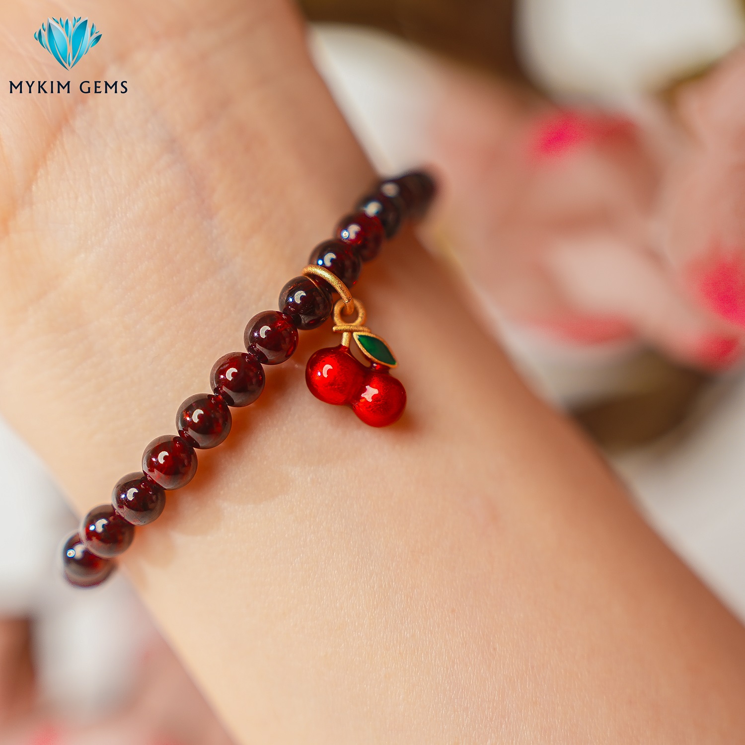 Vòng tay Garnet mix charm đồng xi